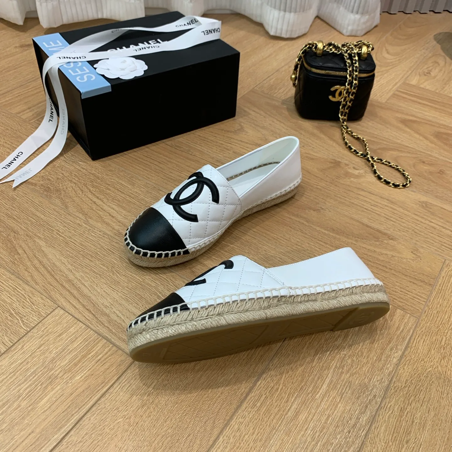 👟👟Ex-factory price 480👟👟 👑New colors are coming ✌️The new version of Chanel fisherman shoes is coming❗️Delivered in a complete set of top-notch packaging. The quality of my fisherman shoes has not been introduced much, everyone who has tried it knows it! The original customized upper, and my outsole is the original translucent outsole, the opaque outsole is the wrong version, full set of authentic packaging ❗️ size: 35-40, running price